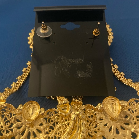 Elegant Gold Tone Dangle Earrings - Picture 8 of 11